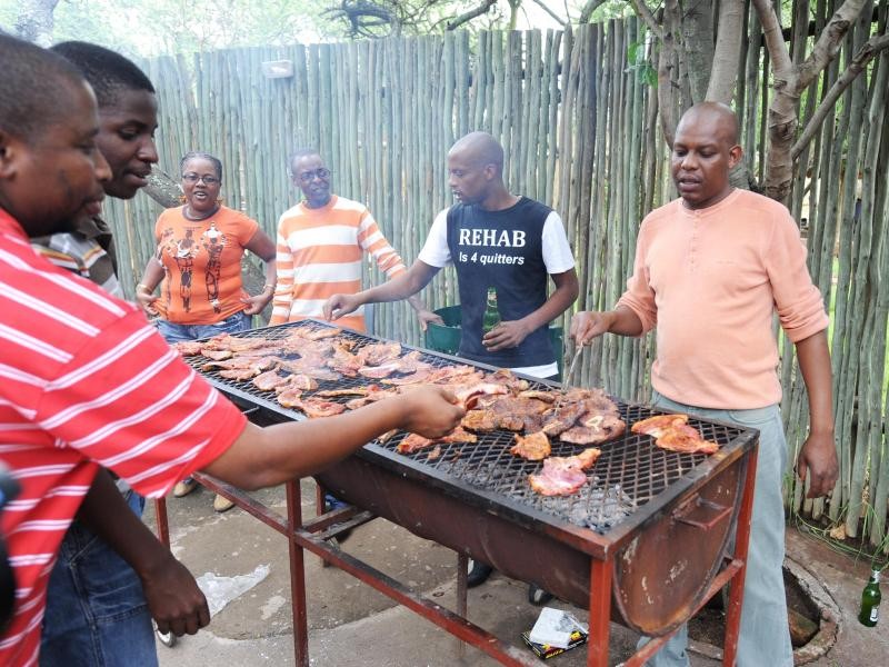 Am ersten Weihnachtstag zieht es viele Südafrikaner zu den "Braais" genannten Grillfesten an den Strand.