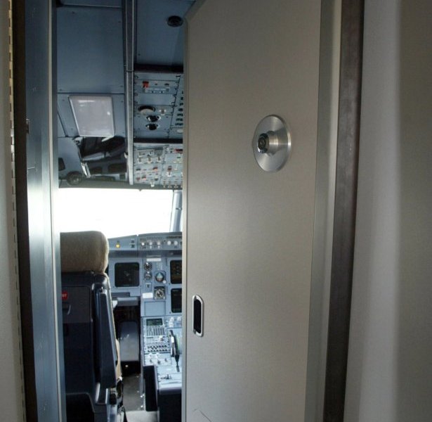 TT_Cockpit Airbus Tuer_74633176.jpg