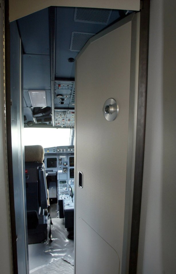 TT_Cockpit Airbus Tuer_74633176.jpg