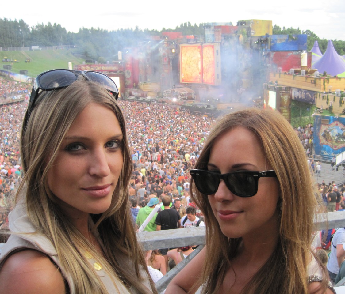 Von der Empore des Amphitheaters hatten die Besucher einen herrlichen Blick auf die märchenhafte Bühne beim Tomorrowland-Festival.