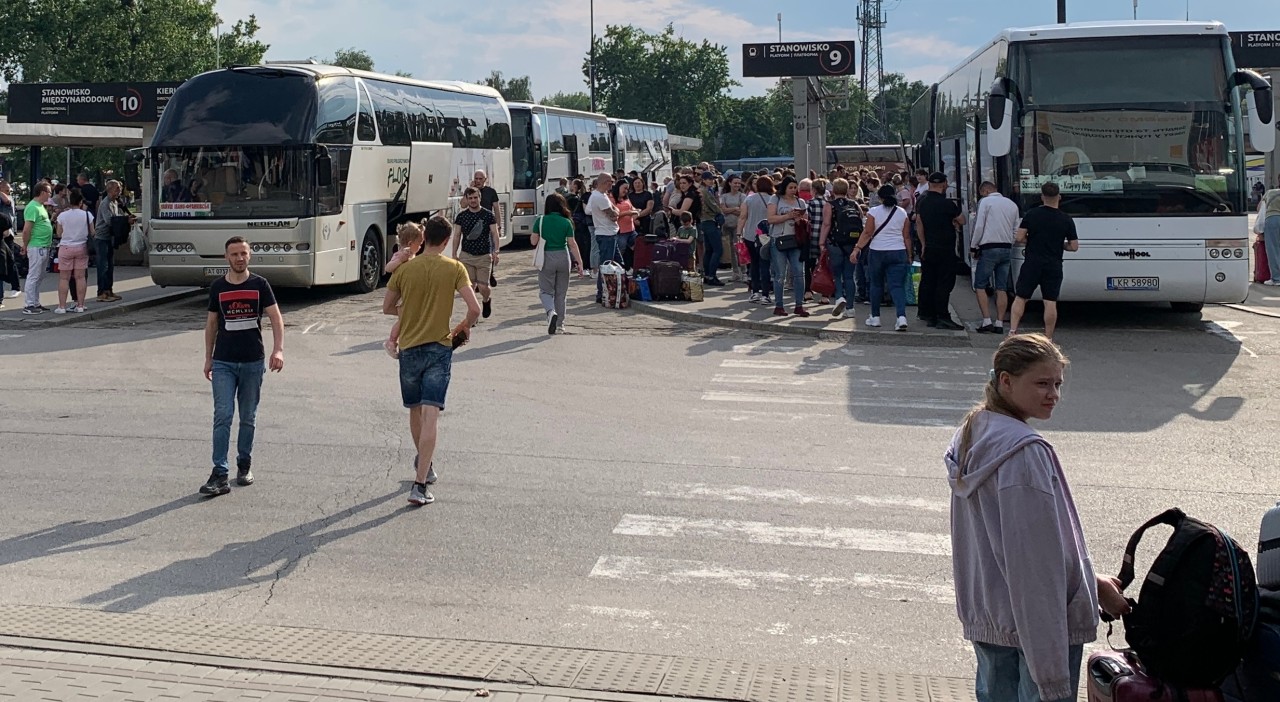 Abfertigung am Busbahnhof „Zachodnia" in Warschau. Vor drei Monaten kamen die Menschen hier in Winterkleidung an und flüchteten aus der Ukraine vor dem Krieg. Nun kehren viele zurück.