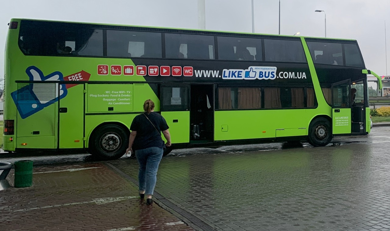 Massenweise Busse fahren pro Tag zwischen Polen und der Ukraine umher. Aber auch aus Deutschland und anderen Ländern. Das Geschäft ist lukrativ.