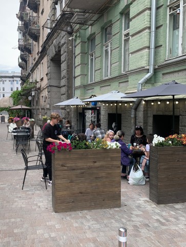 Gefüllte Lokale in Kiew am Nachmittag.