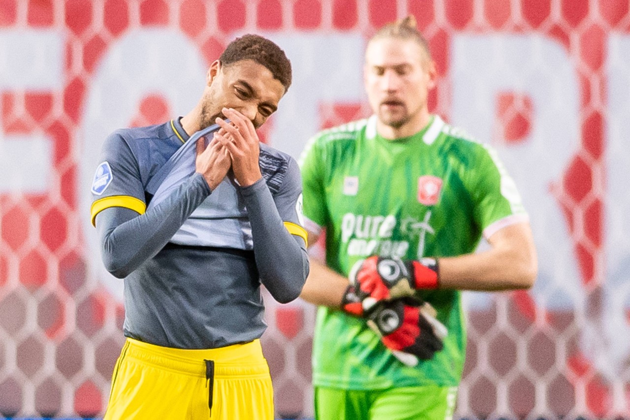 Feyenoord-Stürmer Cyriel Dessers verzweifelte an Ex-Schalke-Keeper Lars Unnerstall.