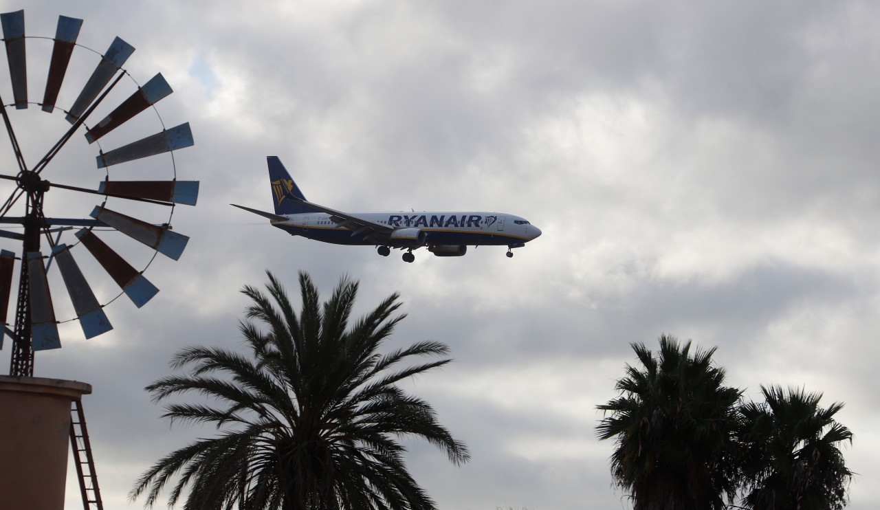 Ein Urlaubs-Flieger Richtung Mallorca hat es nicht ganz auf die Insel geschafft. Vorher musste er notlanden. (Symbolbild)