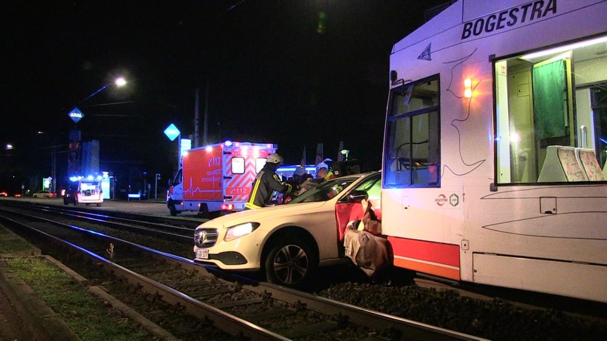 VU Bochum Strassenbahn gegen Taxi.jpg