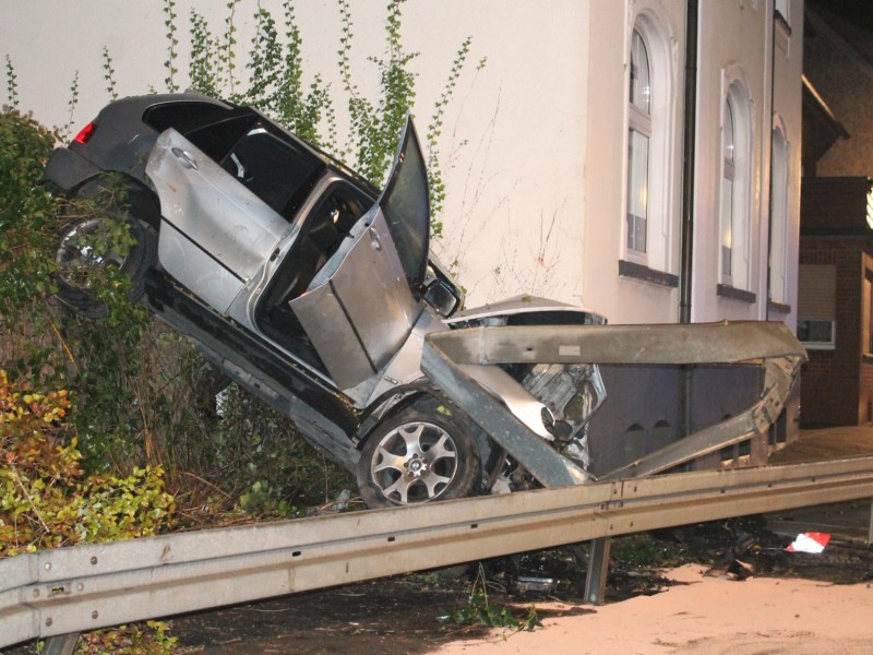 Ein tragischer Unfall in der Nacht zum Dienstag 06.11.2012 in Waltrop endet für vier Jugendliche im Krankenhaus – zwei waren eingeklemmt. Foto: Björn Jadzinski / WAZ FotoPool