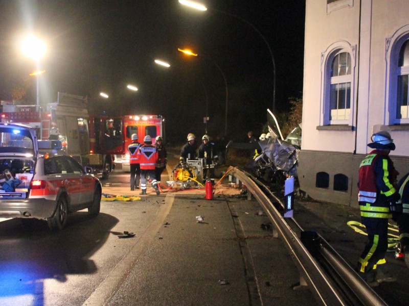 Ein tragischer Unfall in der Nacht zum Dienstag 06.11.2012 in Waltrop endet für vier Jugendliche im Krankenhaus – zwei waren eingeklemmt. Foto: Björn Jadzinski / WAZ FotoPool