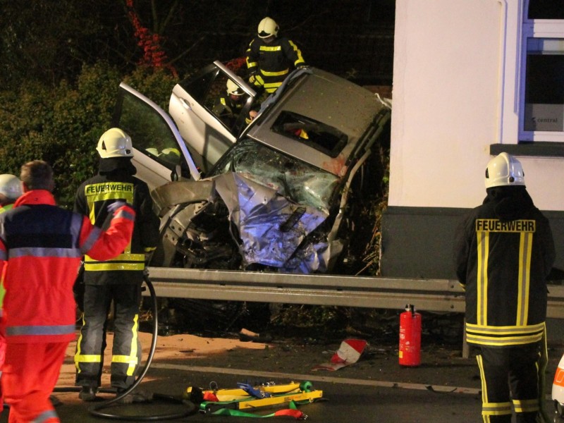 Ein tragischer Unfall in der Nacht zum Dienstag 06.11.2012 in Waltrop endet für vier Jugendliche im Krankenhaus – zwei waren eingeklemmt. Foto: Björn Jadzinski / WAZ FotoPool