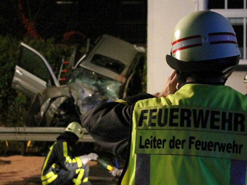 Ein tragischer Unfall in der Nacht zum Dienstag 06.11.2012 in Waltrop endet für vier Jugendliche im Krankenhaus – zwei waren eingeklemmt. Foto: Björn Jadzinski / WAZ FotoPool