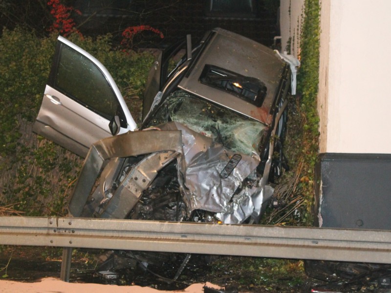 Ein tragischer Unfall in der Nacht zum Dienstag 06.11.2012 in Waltrop endet für vier Jugendliche im Krankenhaus – zwei waren eingeklemmt. Foto: Björn Jadzinski / WAZ FotoPool