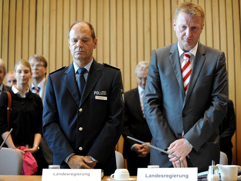 Zuvor hatte sich Ralf Jäger verärgert über die „unglaublichen Vorwürfe“ gegen die Polizei gezeigt. Die FDP-Fraktion im Landtag kritisierte den Innenminister (hier neben Dieter Wehe, Generalsinspekteur der nordrhein-westfälischen Polizei)  mehrfach, weil Jäger zu wenig zur Aufklärung der Katastrophe getan habe. Eine Zeugin berichtete der Staatsanwaltschaft später, durch die Besuchergruppen in der Stabstelle der Polizei am Tag der Loveparade ... 