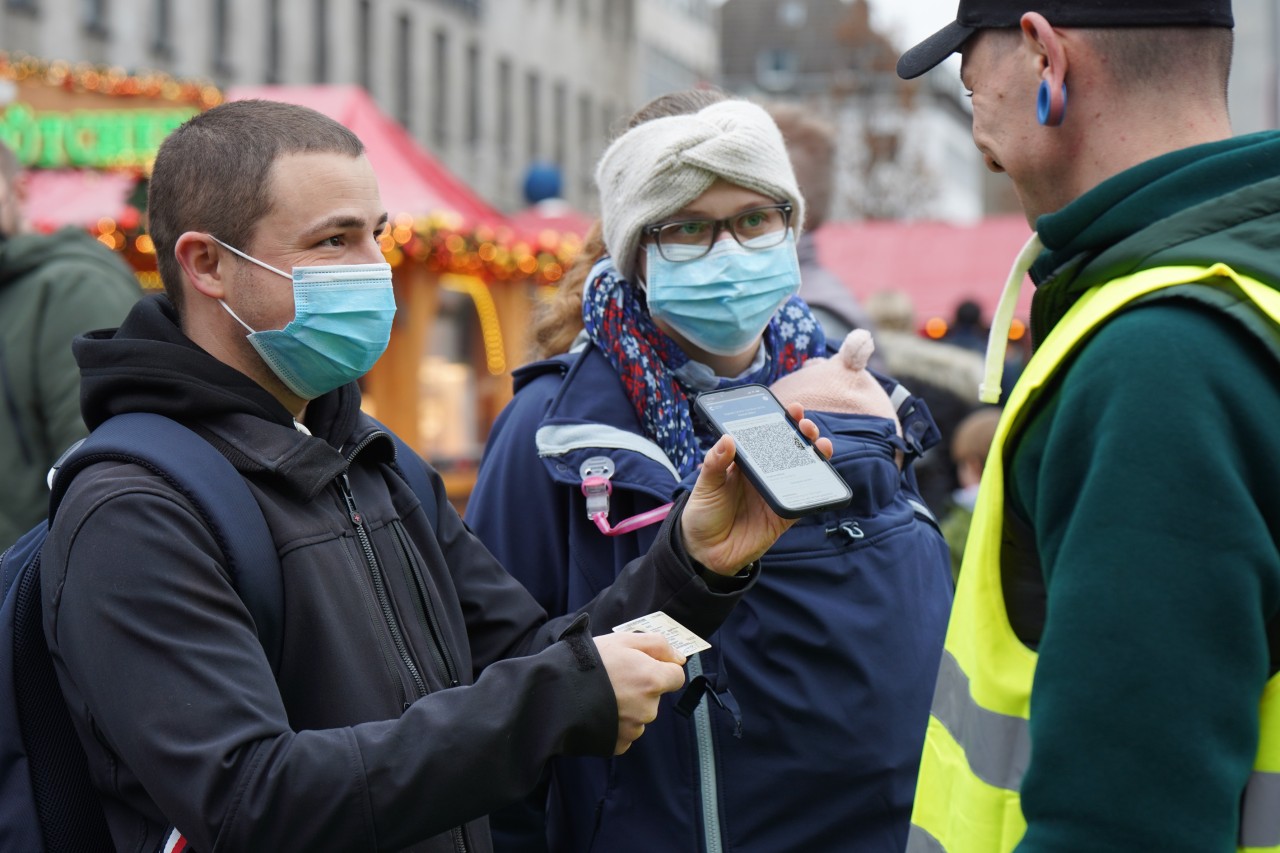 Der Sicherheitsdienst kontrolliert 2G-Nachweise auf dem Weihnachtsmarkt Bochum.