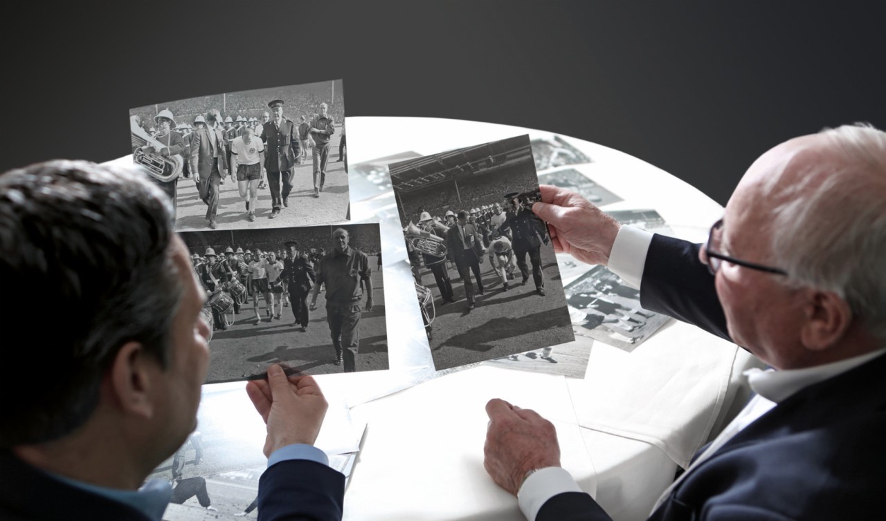 Uwe Seeler und Manuel Neukirchner (Direktor des Deutschen Fußballmuseums) bei der Sichtung der alten Bilder.