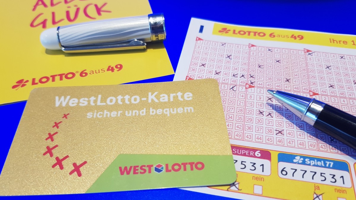 Ein Spielteilnehmer aus Nordrhein-Westfalen wird am Karnevalswochenende zum Millionär. Bei der Ziehung von LOTTO 6aus49 traf er am Samstag, 13. Februar, die Gewinnklasse 2. Der Jackpot bei der Zusatzlotterie Spiel 77 wird am kommenden Mittwoch, 17. Februar, garantiert ausgeschüttet.