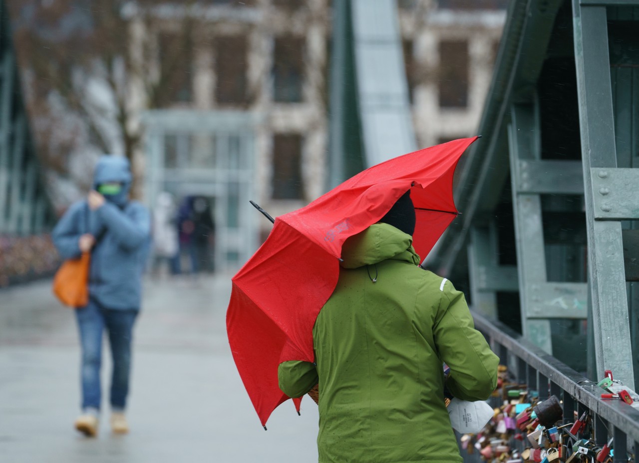 Wetter in NRW: Der Wetterdienst warnt vor starken Sturmböen. (Symbolbild)