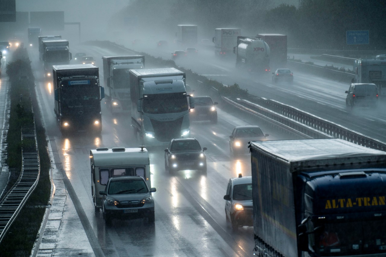 Das Wetter in NRW birgt besonders in den Morgenstunden große Gefahren. (Symbolbild)