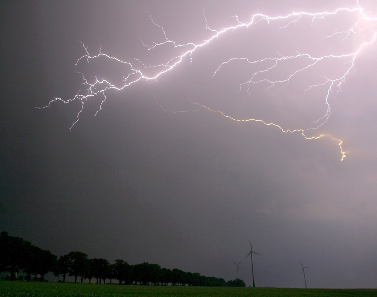 Wetter in NRW: Der Deutsche Wetterdienst warnt vor starkem Gewitter. (Symbolbild)