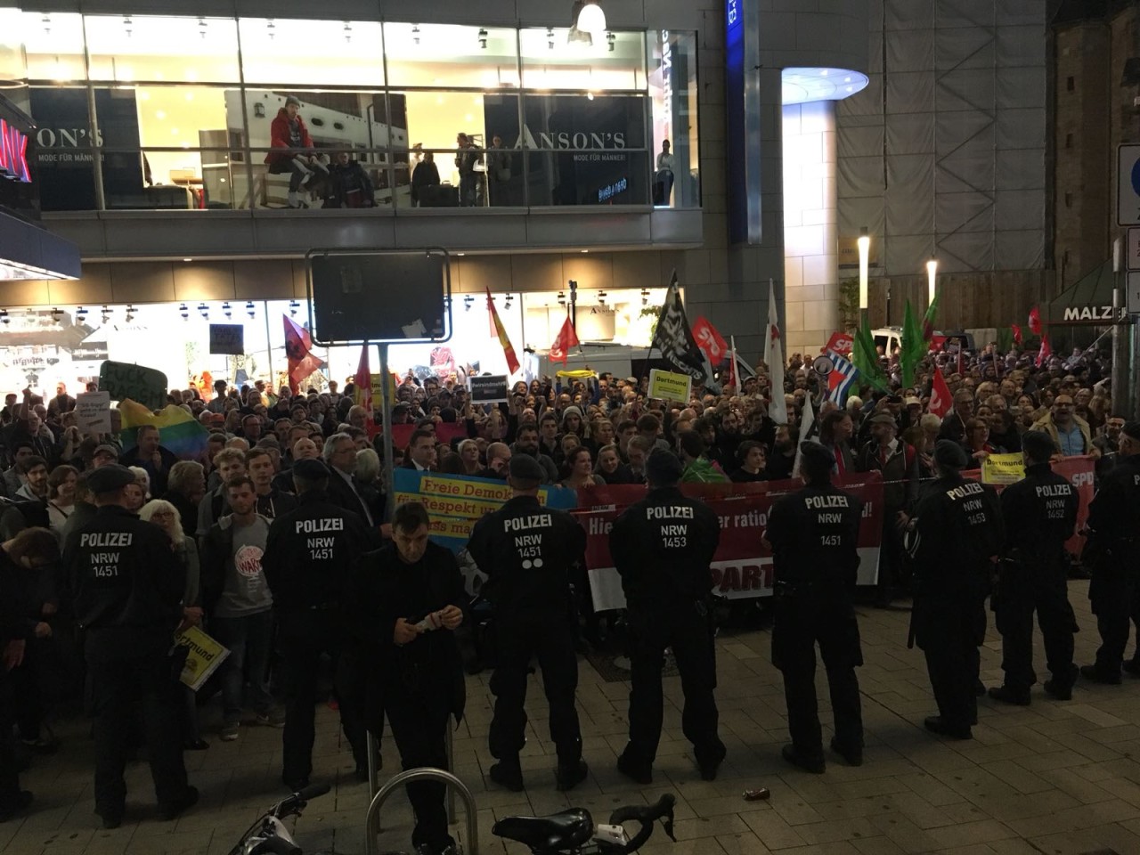 Die Gegendemonstranten sind deutlich in der Überzahl.