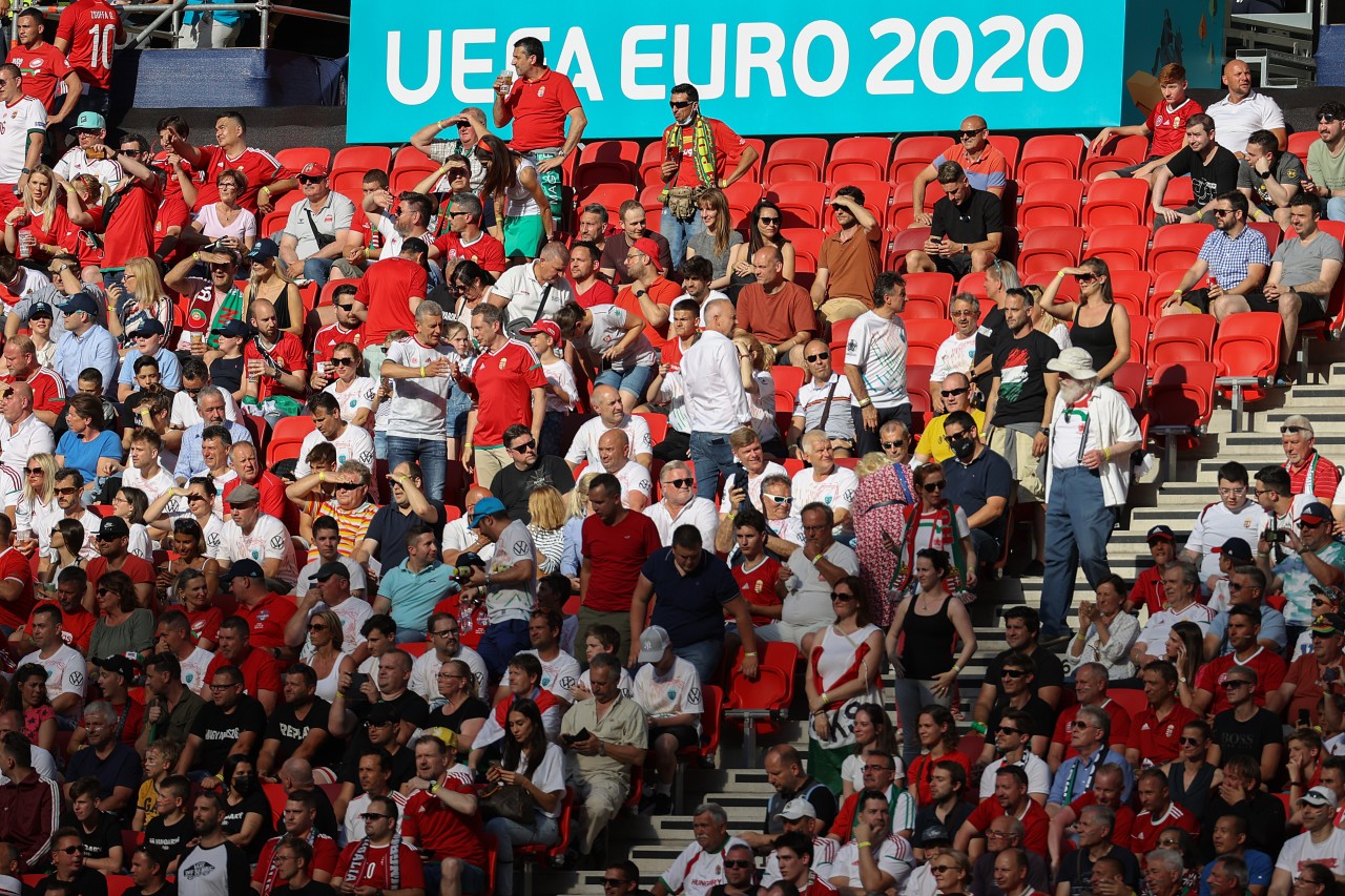 Volle Ränge in der Puskás-Arena in Budapest.