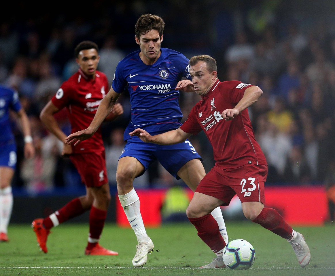 Marcos Alonso im Zweikampf mit Xherdan Shaqiri vom FC Liverpool.