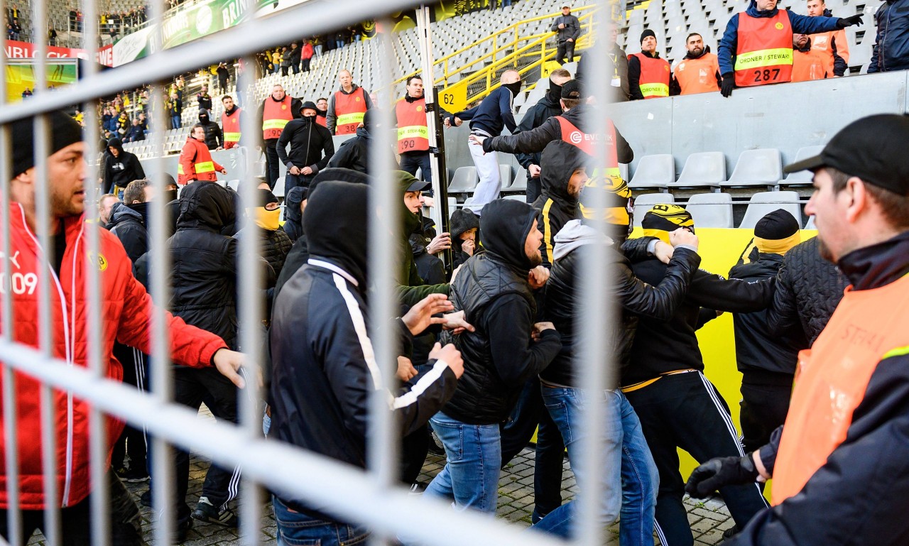 BVB-Chaoten versuchten den Schalke-Block zu stürmen.