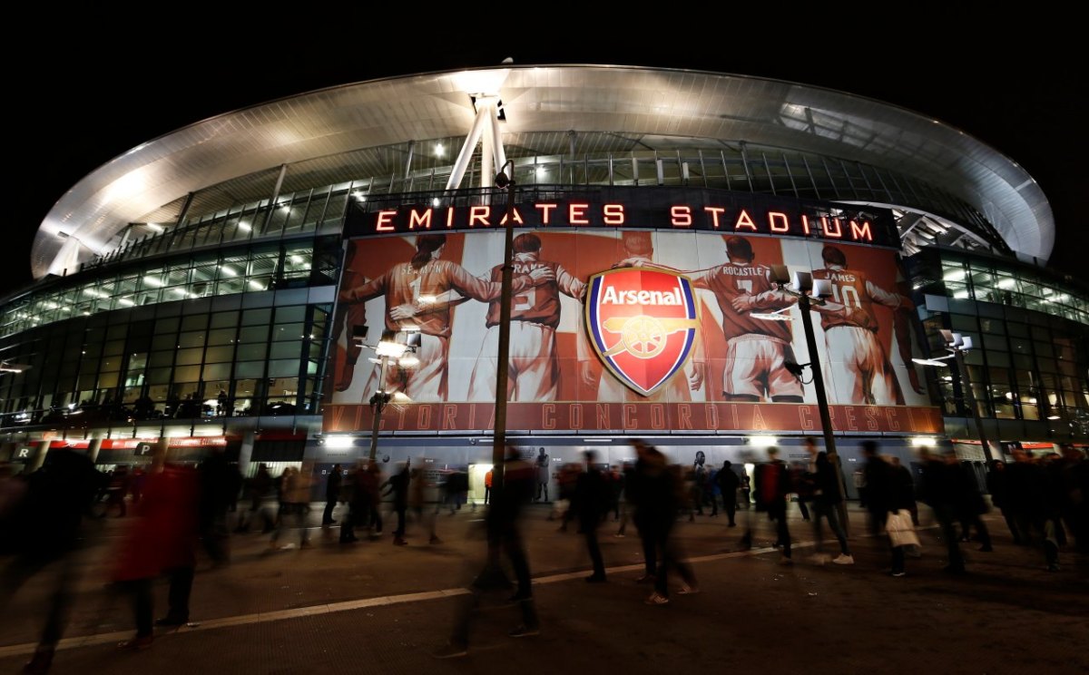 arsenal-emirates-stadium-nacht.jpg