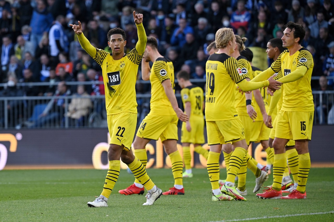 Jude Bellingham (l.) nach seinem Traumtor für Borussia Dortmund gegen Bielefeld.