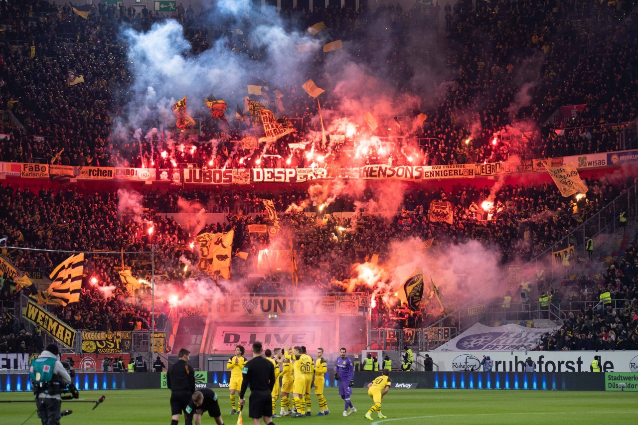 Manch ein BVB-Fan wird sich womöglich gedacht haben: "Wenn ich schon nicht an Silvester zündeln darf, dann brenne ich wenigstens beim BVB-Spiel in Düsseldorf ordentlich Bengalos ab."