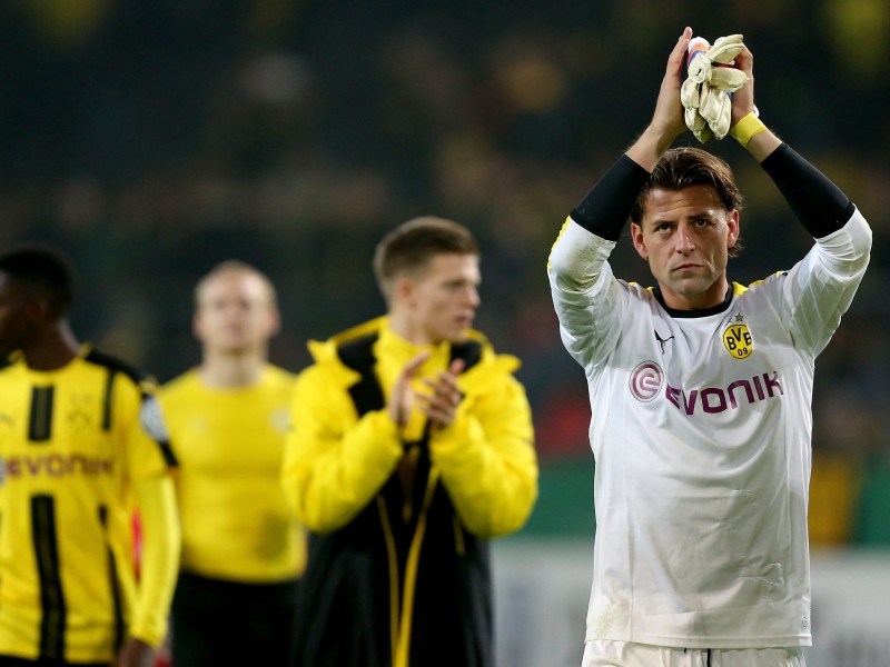 Puh, das war knapp! Über die volle Distanz quälte sich der BVB gegen Zweitligist Union Berlin ins Pokal-Achtelfinale. Sehr geil: Die Matchwinner im Elfmeterschießen waren Dortmunds geliebter Oldie Roman Weidenfeller... und die Südtribüne. Denn seien wir ehrlich: Union-Keeper Daniel Mesenhöler pinkelte sich vor der unfassbar lauten Südtribüne in die Hosen und hielt keinen Ball.