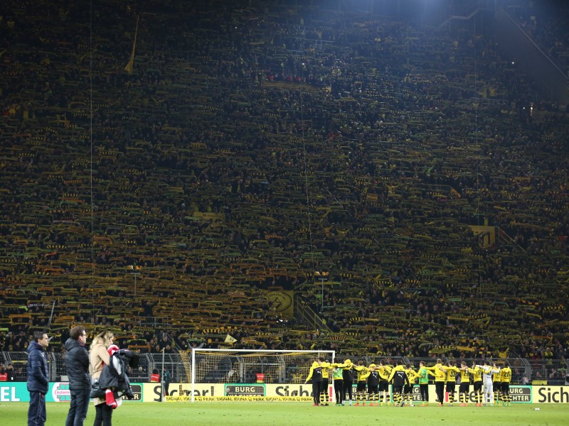 2:0-Sieg bei gespenstischer Stille: Als ein Borusse während des Heimspiels gegen Mainz 05 starb, trauerte und schwieg die Südtribüne. Dann stimmte sie „You'll Never Walk Alone“ an - ein Gänsehautmoment für die Ewigkeit. Dafür ernteten die BVB-Fans Respekt aus der ganzen Welt.