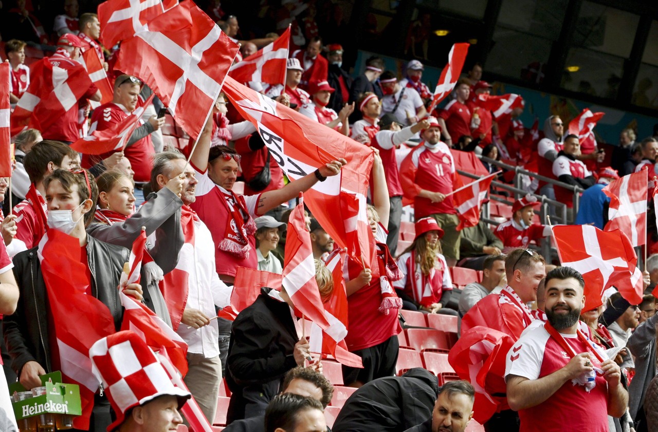 Die Rivalität zu ihren finnischen Nachbarn hatten die dänischen Fans am Samstagabend für einen Moment auf Eis gelegt.