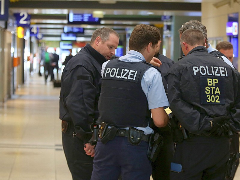 Kurz nach Bekanntwerden der Geiselnahme sicherten Polizisten den Bahnhof ab.