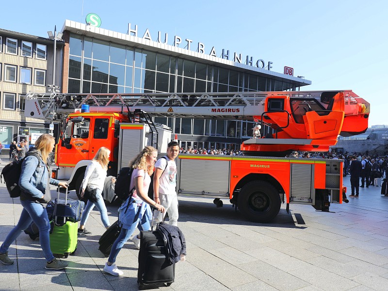 Auch auf dem Bahnhofsvorplatz waren Polizei und Feuerwehr zu sehen.