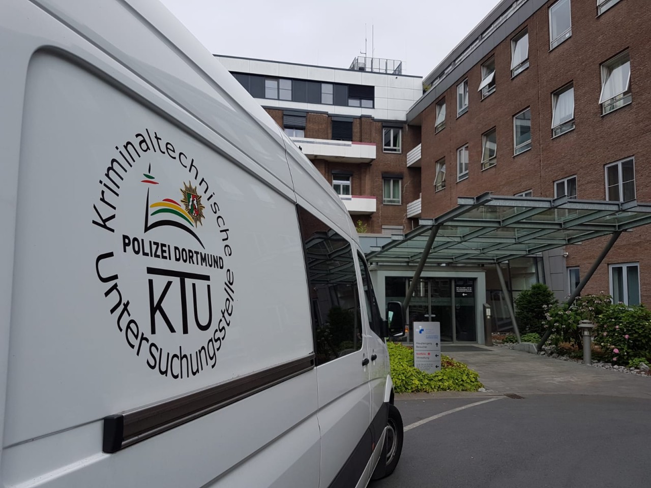 Die Spurensicherung der Polizei am St. Josefs - Klinikum in Dortmund.