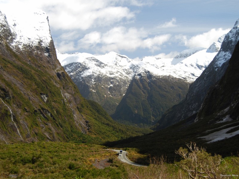 Schon die Anreise zum Milford Sound ist ein Erlebnis, denn die Route führt 120 Kilometer lang durch die alpine Bergwelt.