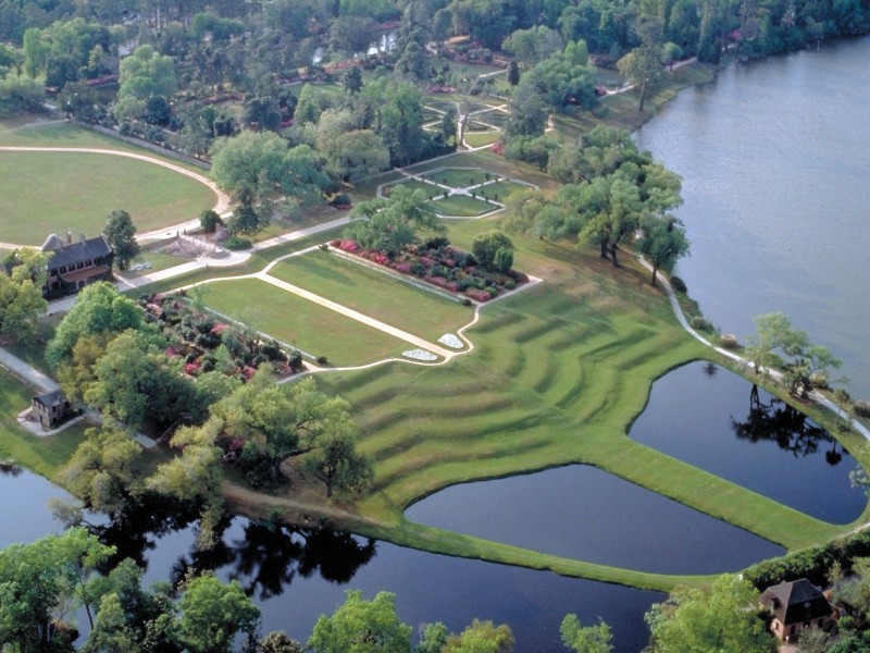 Eindrucksvolle Landschaftsgestaltung: Die grünen Terrassen zum Ashley River haben Middleton Place berühmt gemacht.