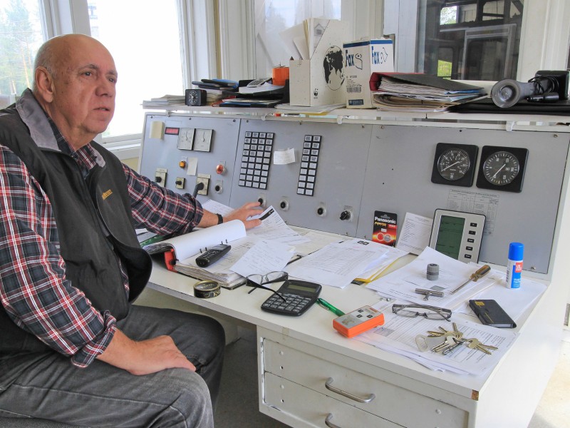 Bosse Biström ist Chef der Seilbahn. Die Kontrolle behält er im Leitstand in Örträsk.