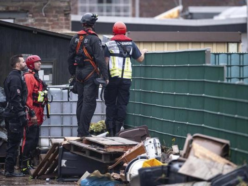 Erftstadt: Einsatzkräfte von Polizei und Feuerwehr begutachten Schäden im Ortsteil Blessem.