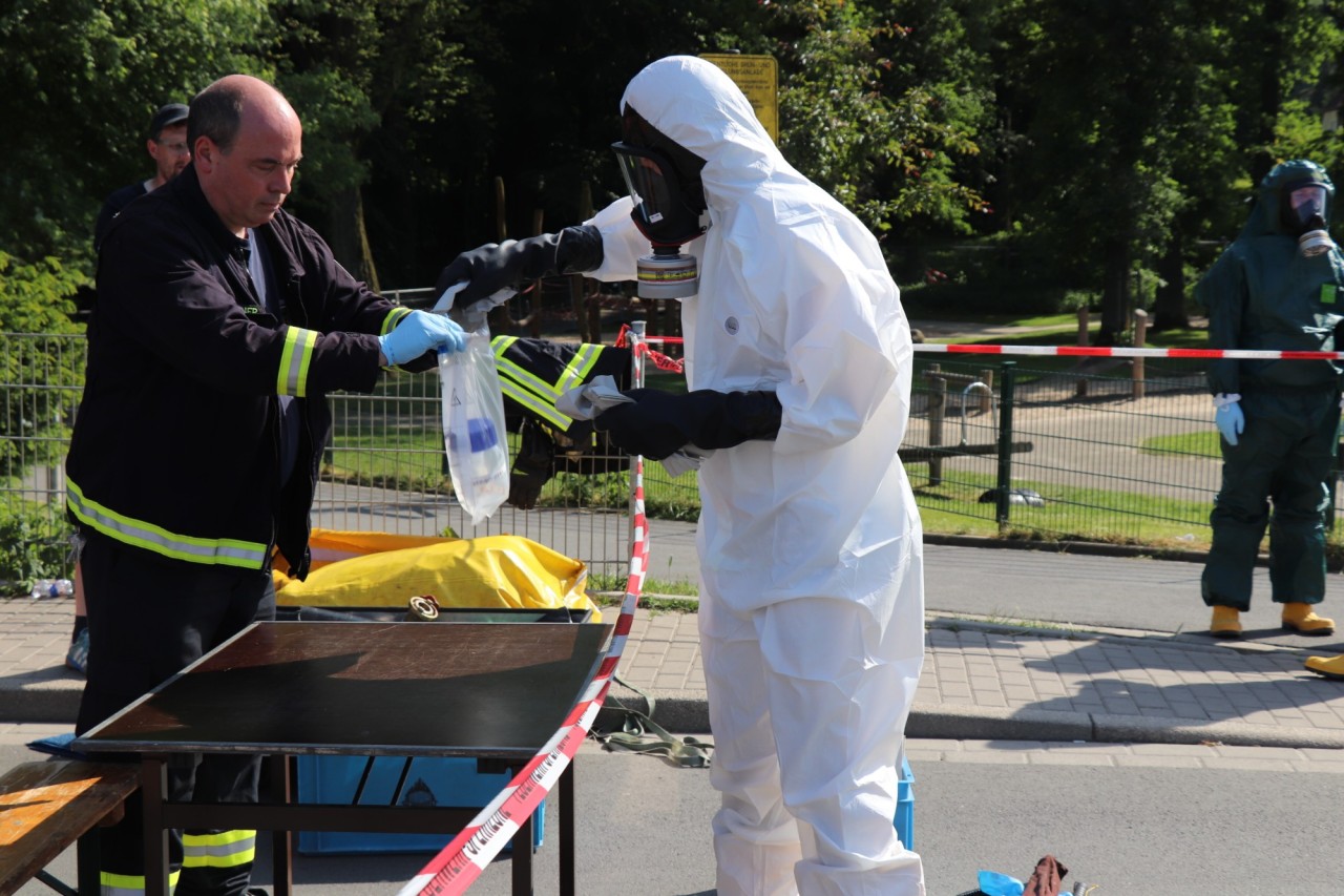 Die Chemie-Spezialisten der Feuerwehr werten die Proben aus.