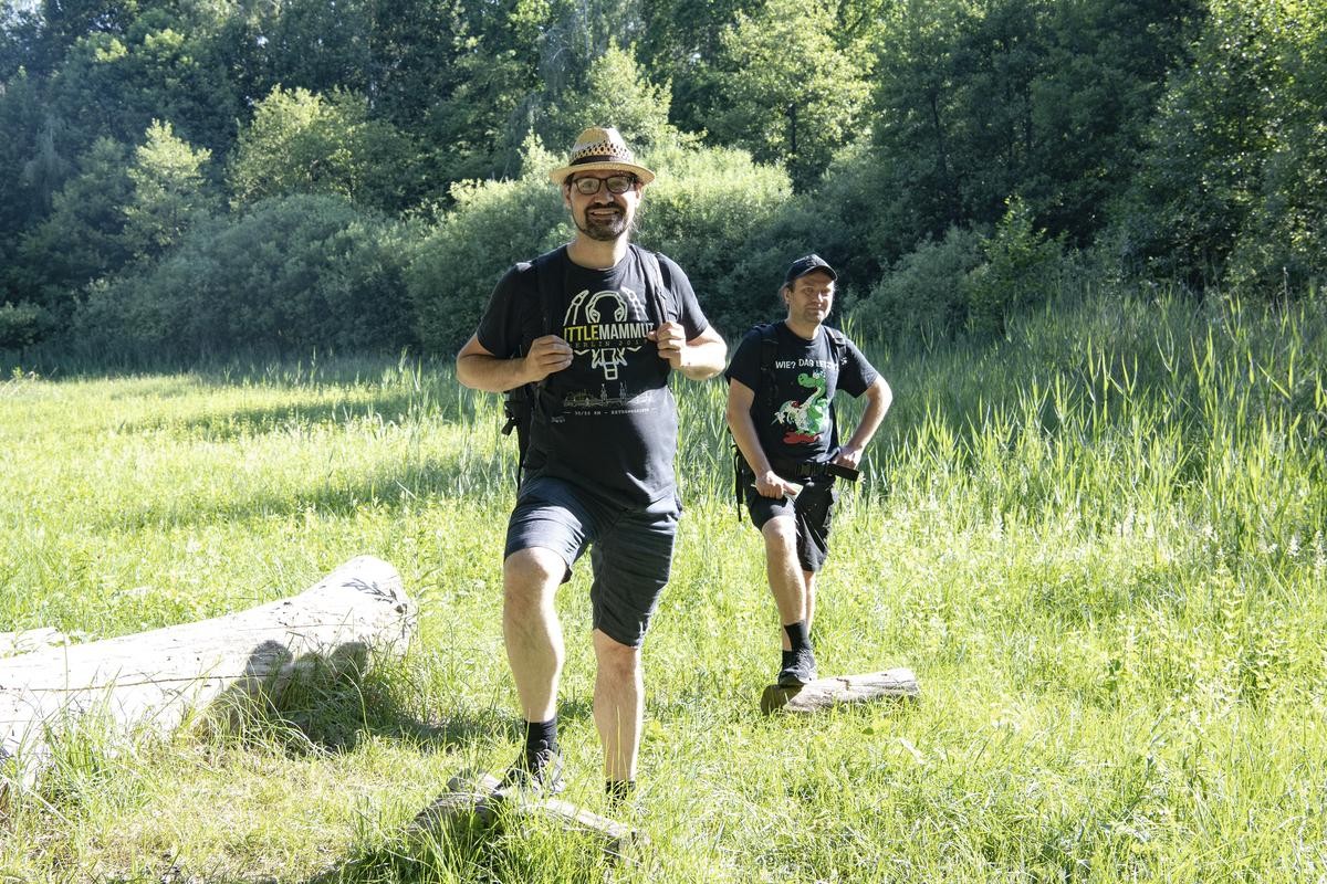 Christian Gollwitzer (l) steht mit einem Wanderfreund auf einer Wiese in Grünau.