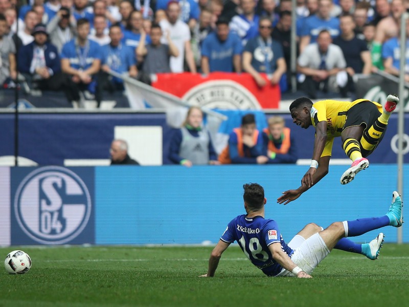 Das Spiel begann mit viel Feuer. Hier im Zweikampf Schalkes Caligiuri mit BVB-Youngster Dembélé. Die erste Halbzeit endete nach wenigen Torszenen 0:0.