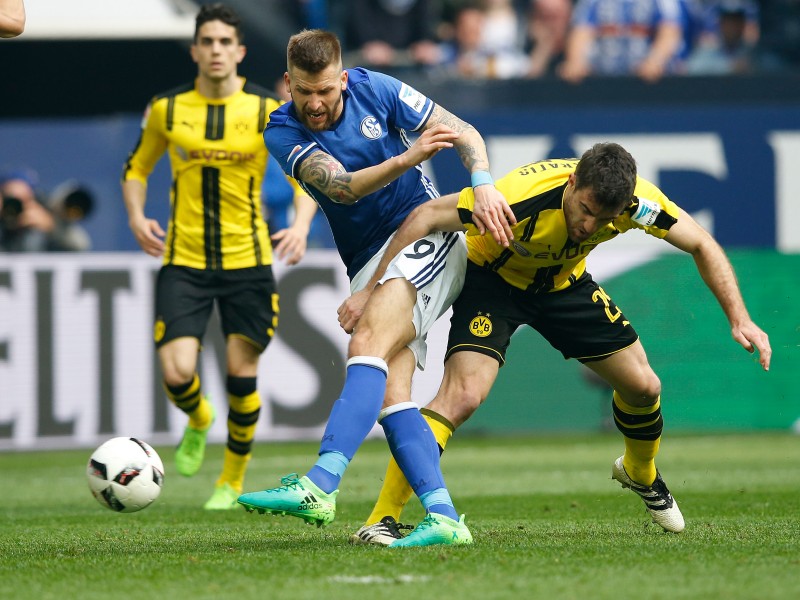 Nach der Halbzeit forderte Guido Burgstaller einen Elfmeter. Sokratis hinderte den Schalker Stürmer in der 52. Minute mit dem Arm am Abschluss. Doch die Pfeife blieb stumm.