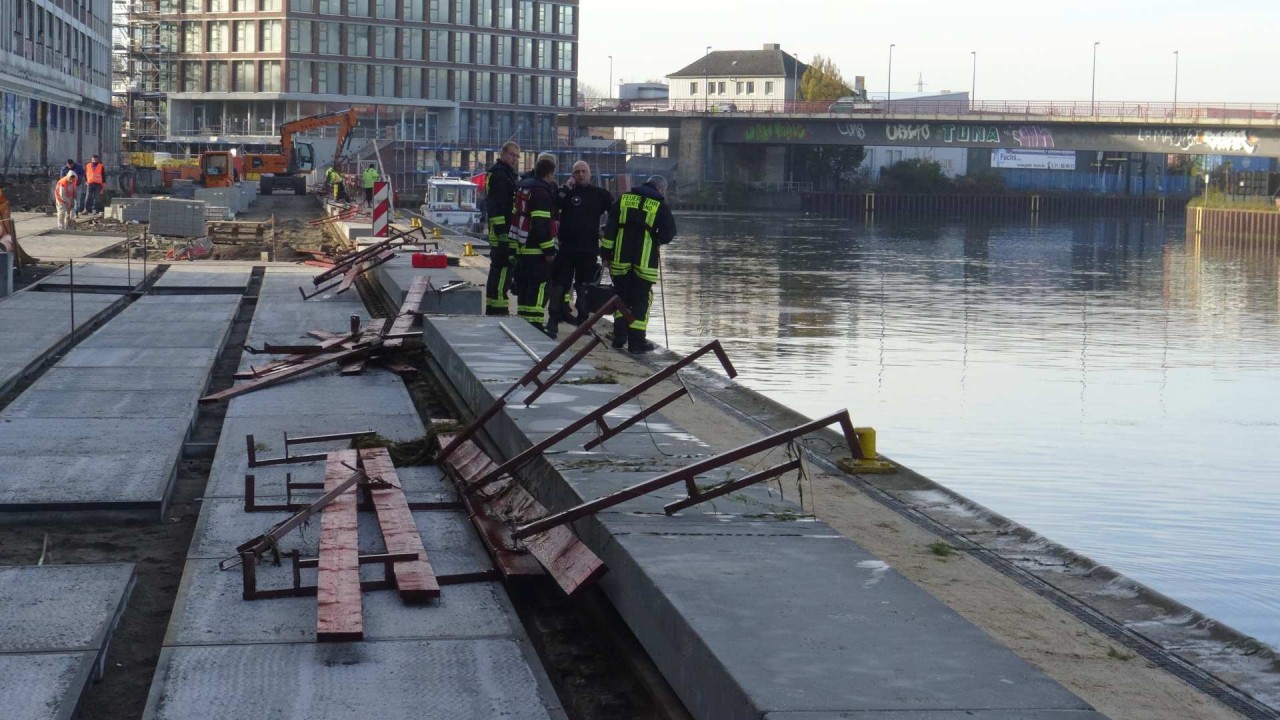 Im Dortmunder Hafen liegen knapp 150 Meter einer herausgerissenen Baustellenabsperrung. 
