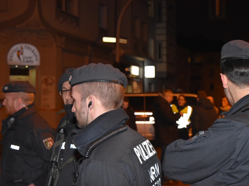 Vor Ort waren unzählige Einsatzkräfte von Polizei, Feuerwehr und Rettungsdienst.