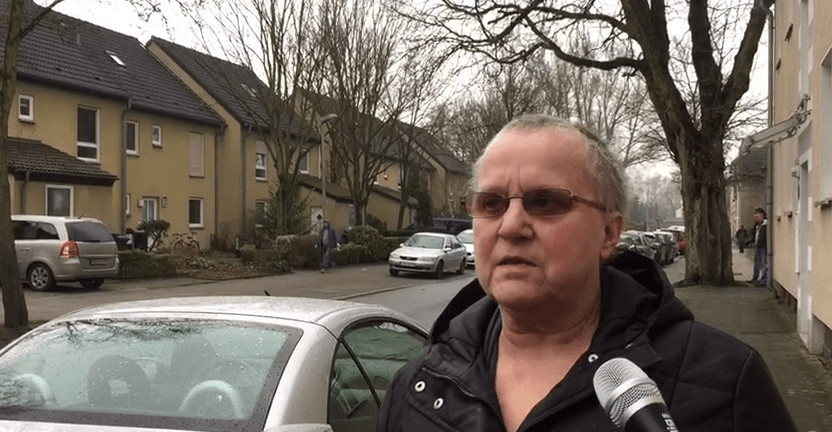 Waltraud SchÃ¤pers-Pultar wohnt seit vielen Jahren in der Herner FleithestraÃŸe., Melanie Bineshpajouh legte einen Teddy fÃ¼r den verstorbenen Jungen nieder., Diesen TeddybÃ¤ren hinterlegte die trauernde Melanie Bineshpajouh.