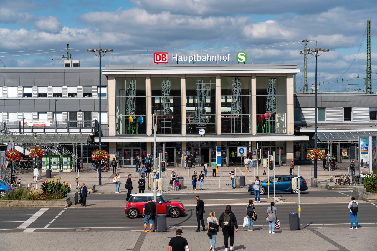 Eine Werbung am Hauptbahnhof Dortmund sorgt für Ärger. (Symbolbild)