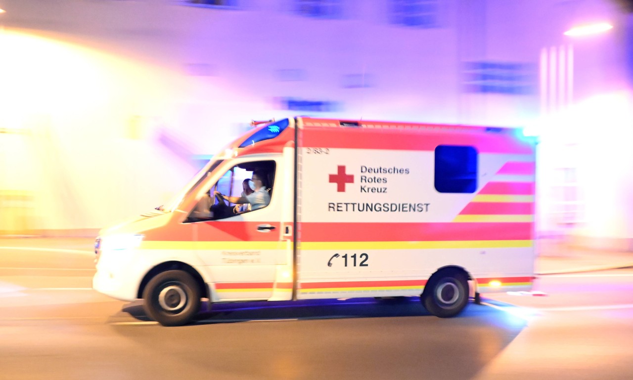 Der Fahrer des Lkw verletzte sich bei der Aktion und musste ins Krankenhaus gebracht werden. (Symbolbild)