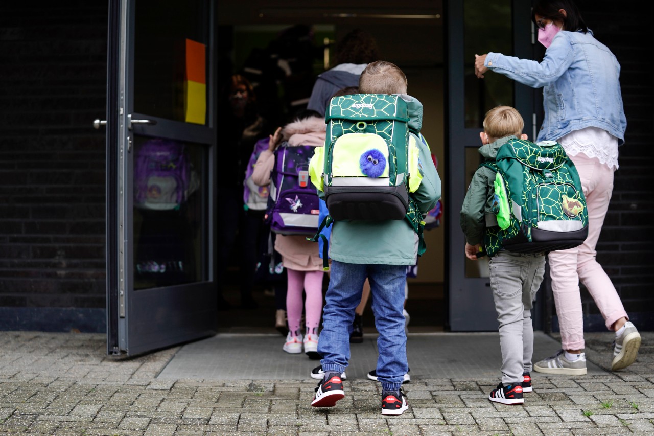 Am Montag startet auch in NRW wieder die Schule. Doch Experten warnen. (Symbolbild)