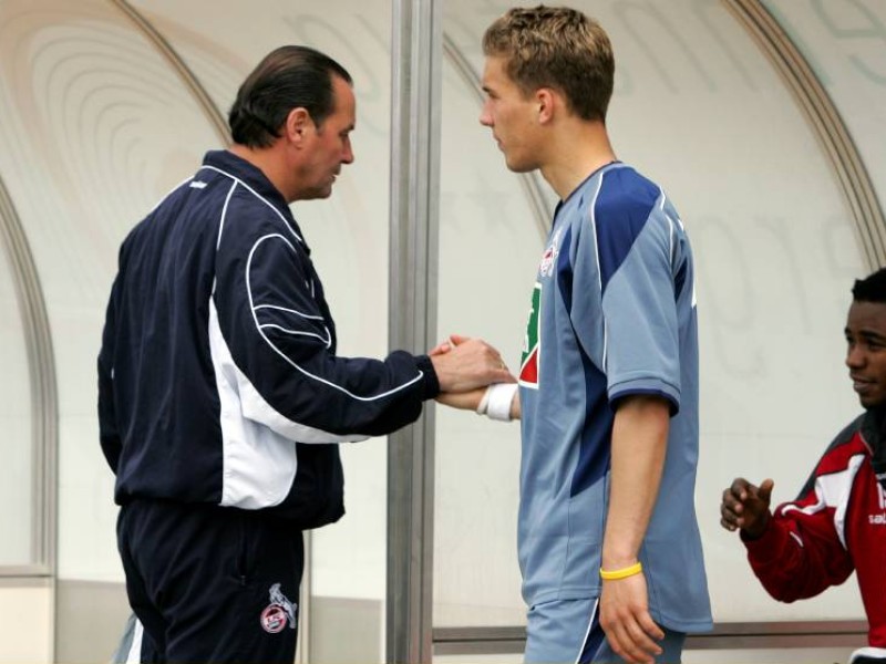 Mit Neu-Trainer Huub Stevens und Lukas Podolski als Torschützenkönig der Zweiten Liga gelang der sofortige Wiederaufstieg.